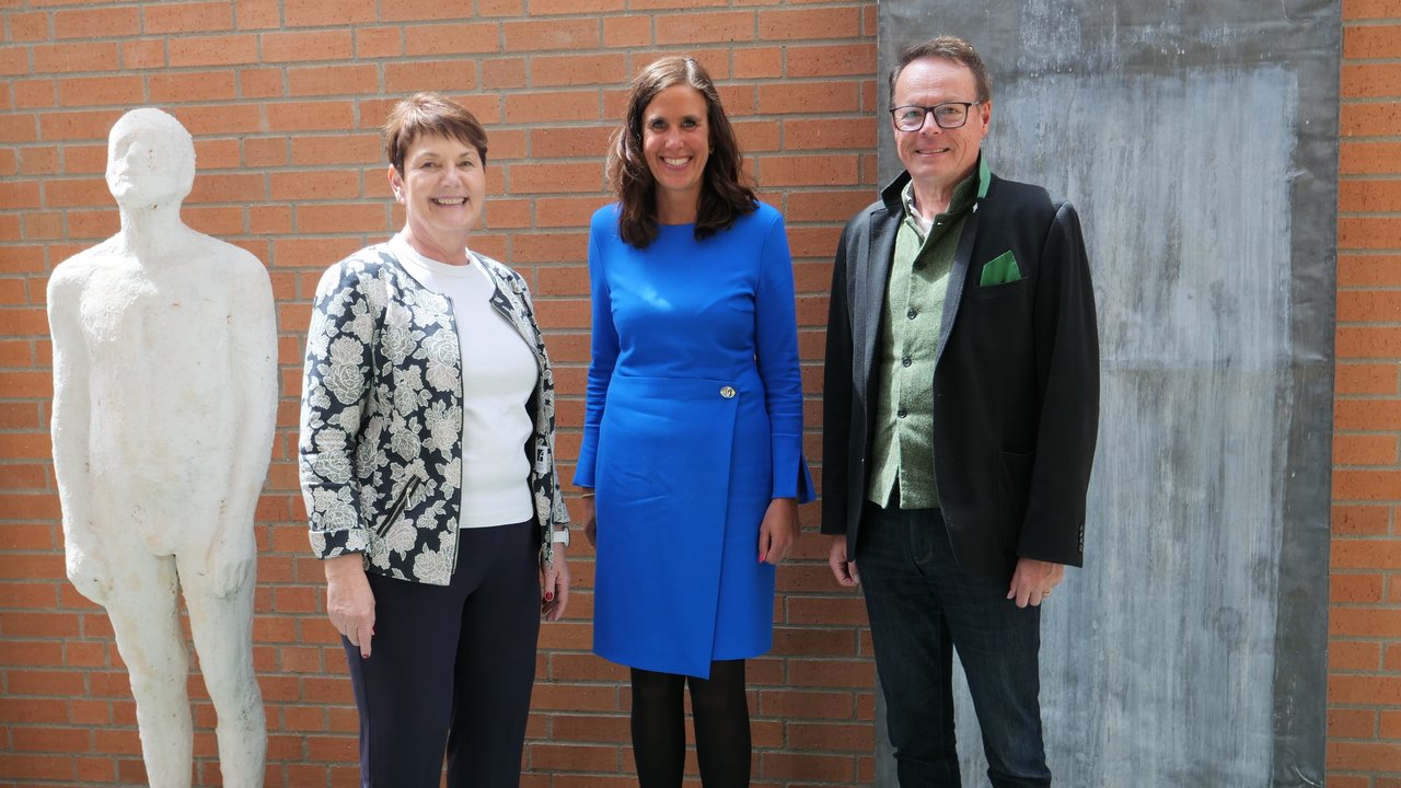 Frau AP Pacher, Frau Lenz, Herr RP Tappeser stehen nebeneinander und lächeln in die Kamera.