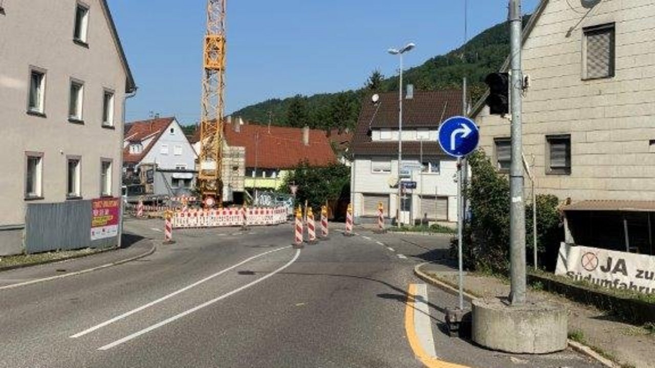 Das Foto zeigt die B 463 in der Ortsdurchfahrt Albstadt-Lautlingen. Man sieht Absperrungen und einen Kran.