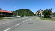 Eine Straßenkreuzung in einem Ort