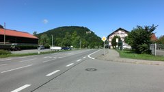 Eine Straßenkreuzung in einem Ort