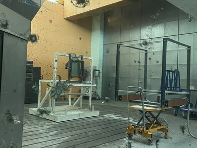 Beschusskammer, man sieht eine Vorrichtung zum beschuss einer Glasscheibe