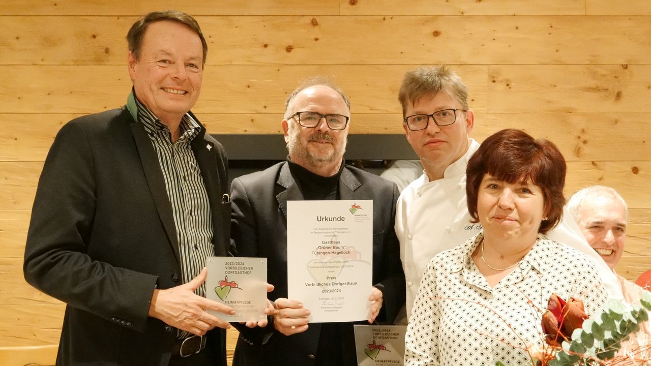 Das Foto zeigt Herrn Regierungspräsident Klaus Tappeser und Karlheinz Geppert bei der Übergabe des Preises an Sigrid und Andreas Kurz, Gasthaus Grüner Baum in Tübingen-Hagelloch 