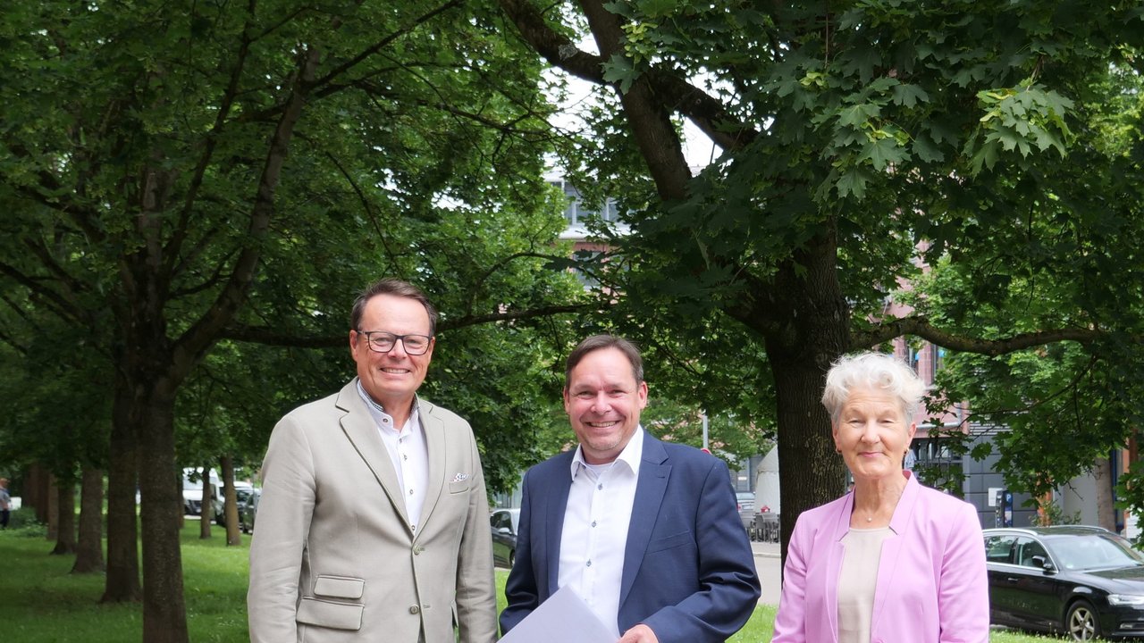 V.l.n.r.: Regierungspräsident Klaus Tappeser, Referatsleiter Frank Maier und Abteilungsleiterin Andrea Bär