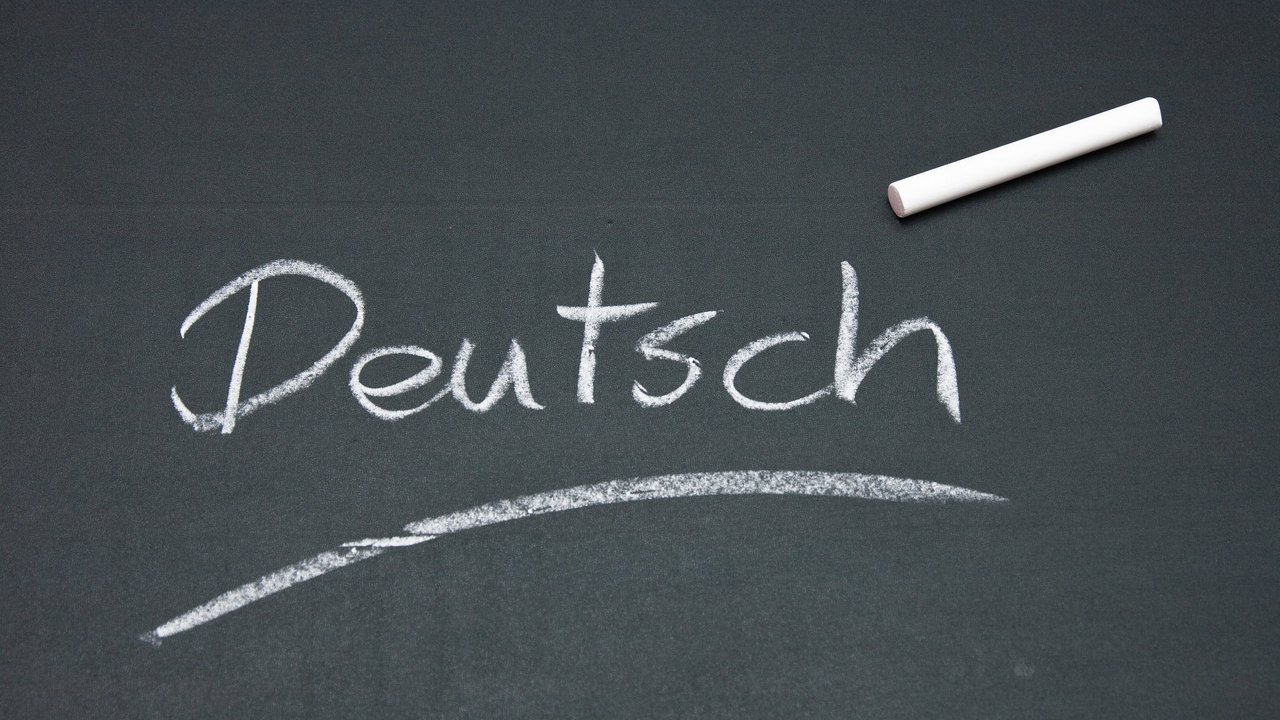 Deutsch Auf einer grünen Tafelwand steht das Wort "Deutsch".