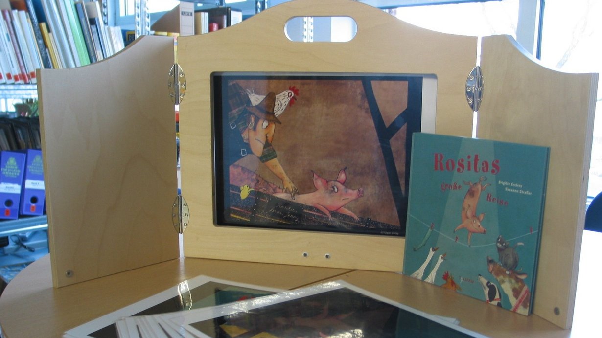Vorderansicht vom Holzrahmen des Kamishibai-Theaters mit Bildtafelset 