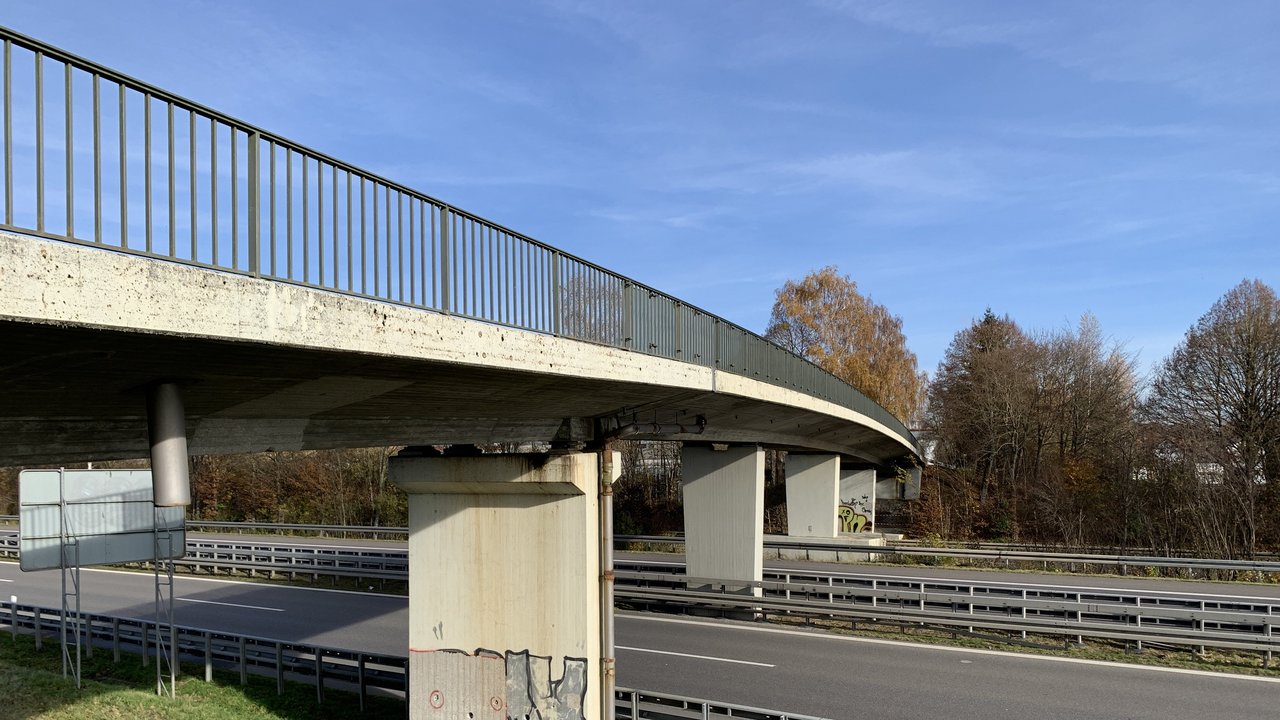 Das Foto zeigt die Überführung Schemmerberger Weg bei Laupheim-Baustetten. Darunter verläuft die B 30.