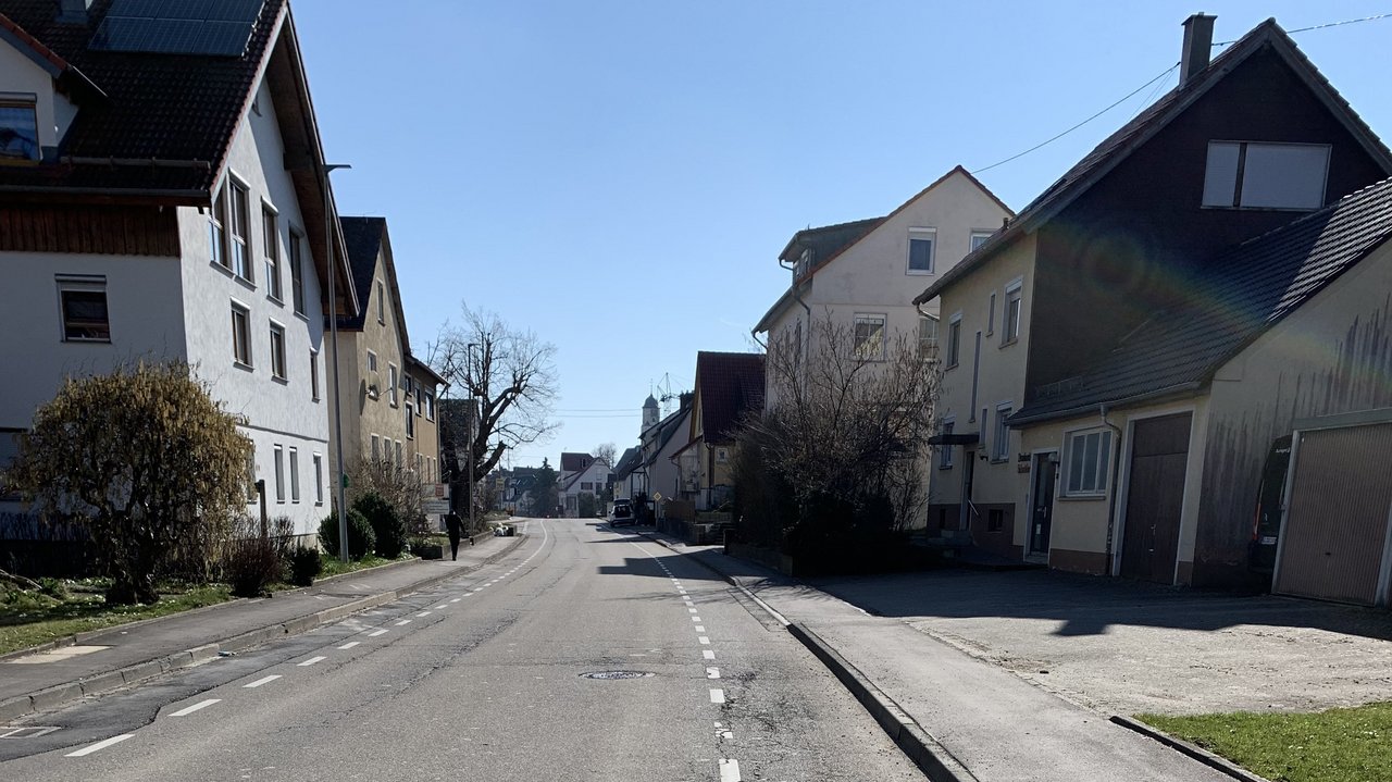 Das Bild zeigt die Ortsdurchfahrt in Laichingen mit Häusern.