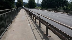 Geh- und Radweg auf einer Brücke