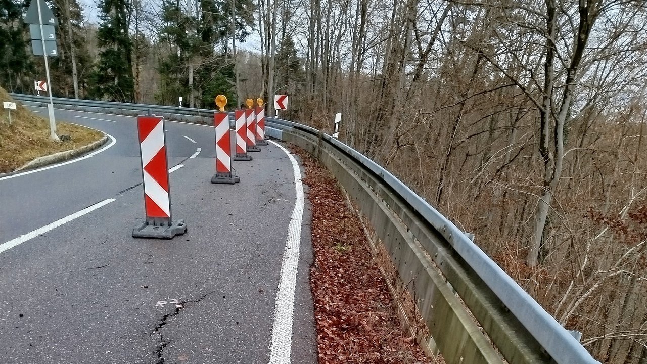 Das Foto zeigt die L 392 im Wald zwischen Frommenhausen und Wachendorf. 