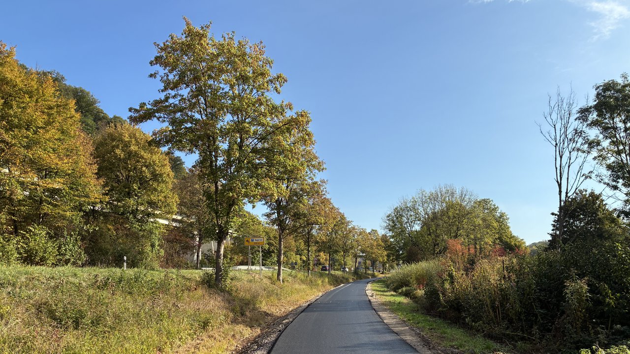 Das Foto zeigt den frisch asphaltierten Neckartalradweg an der B 297 bei Kirchentellinsfurt