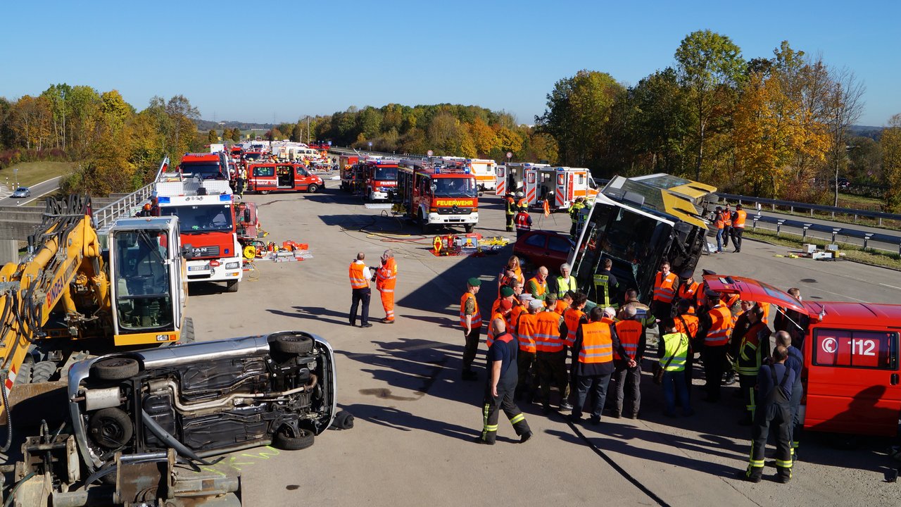 Katastrophenschutzübung "Heißer Süden" 2017 - gestellter Unfall auf Bundesstraße