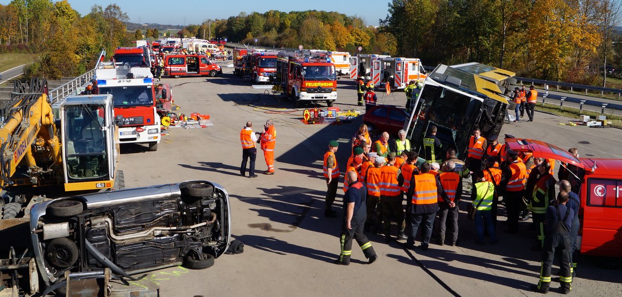 Katastrophenschutzübung "Heißer Süden" 2017 - gestellter Unfall auf Bundesstraße