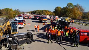 Katastrophenschutzübung "Heißer Süden" 2017 Katastrophenschutzübung "Heißer Süden" 2017 - gestellter Unfall auf Bundesstraße