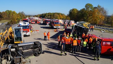 Katastrophenschutzübung "Heißer Süden" 2017 - gestellter Unfall auf Bundesstraße