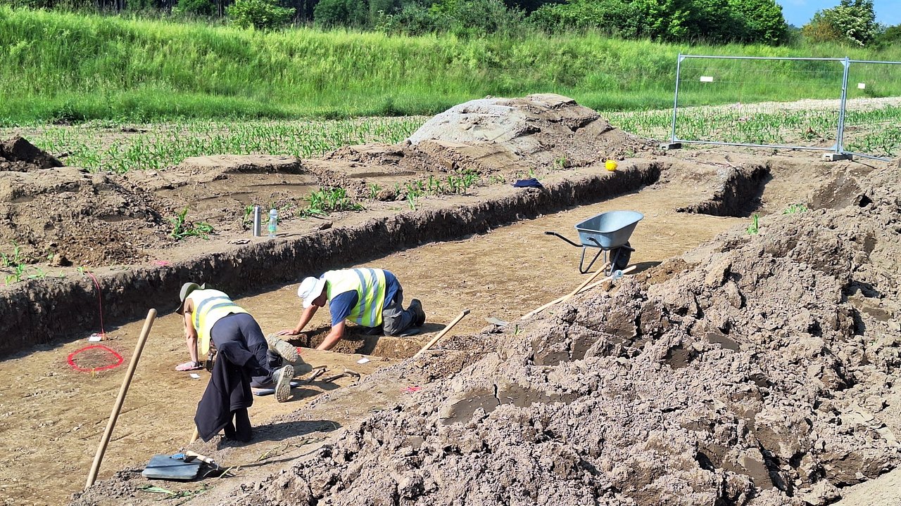 Das Foto zeigt zwei Männer bei archäologischen Grabungsarbeiten