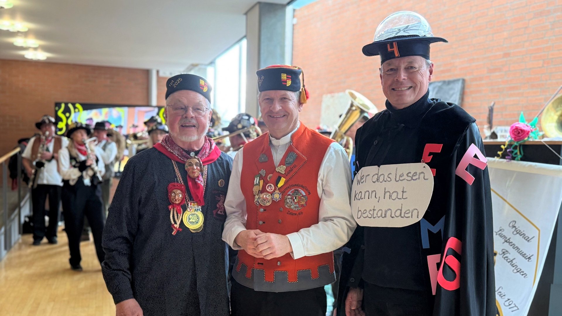 Das Foto zeigt Roland Wehrle, Landrat Günther-Martin Pauli, Regierungspräsident Klaus Tappeser beim Narrenempfang im Foyer des RP Tübingen