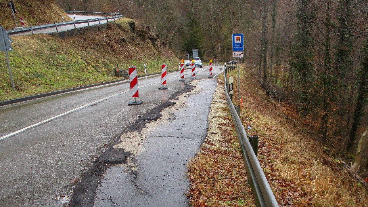 Das Foto zeigt die beschädigte Fahrbahn der Sirchinger Steige
