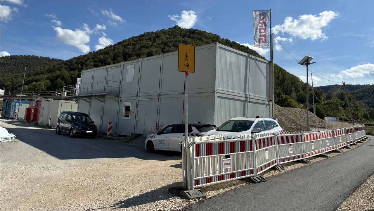 Das Foto zeigt einen Baustellencontainer an der Bäderstraße