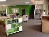 Stadtbücherei Gammertingen - 1. Ebene Innenräume mit Theke, Arbeitsplätzen und Präsentation der Neuerscheinungen in der Stadtbücherei Gammertingen in den Obergeschossen des Neubaus des Schlossflügels am Speth`schen Stadtschloss
