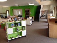 Innenräume mit Theke, Arbeitsplätzen und Präsentation der Neuerscheinungen in der Stadtbücherei Gammertingen in den Obergeschossen des Neubaus des Schlossflügels am Speth`schen Stadtschloss