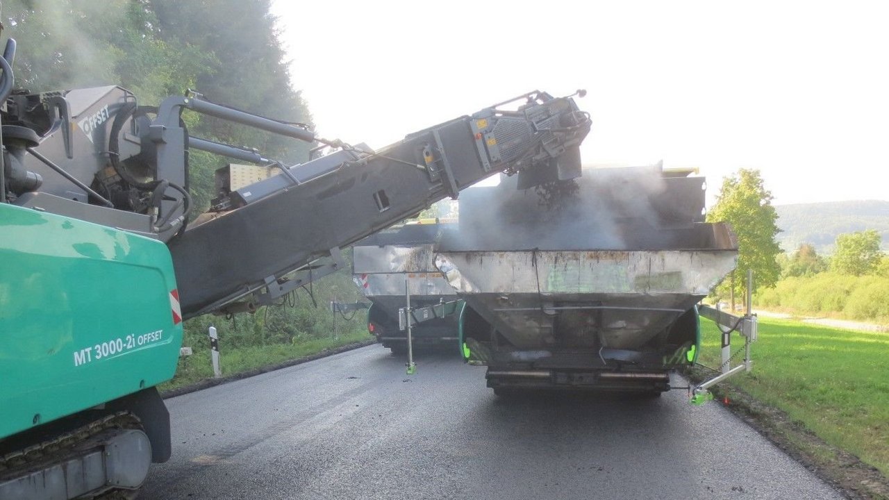Straßenbaumaschinen beim Asphaltieren des Asphalts bei Sanierung der B 32 zwischen Hausen im Killertal und Burladingen