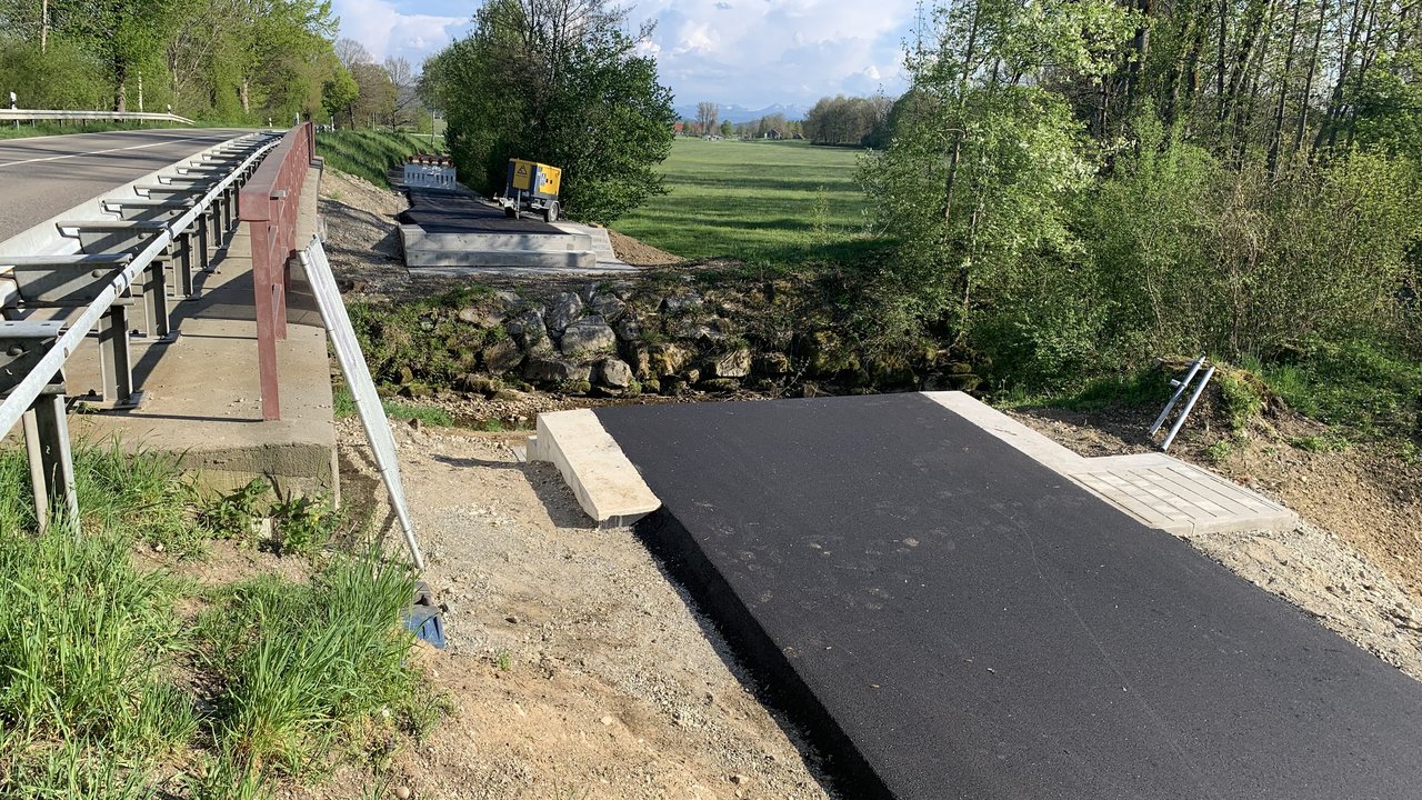 Das Foto zeigt den Bau einer Radwegbrücke über die Eschach bei Leutkirch-Haselburg