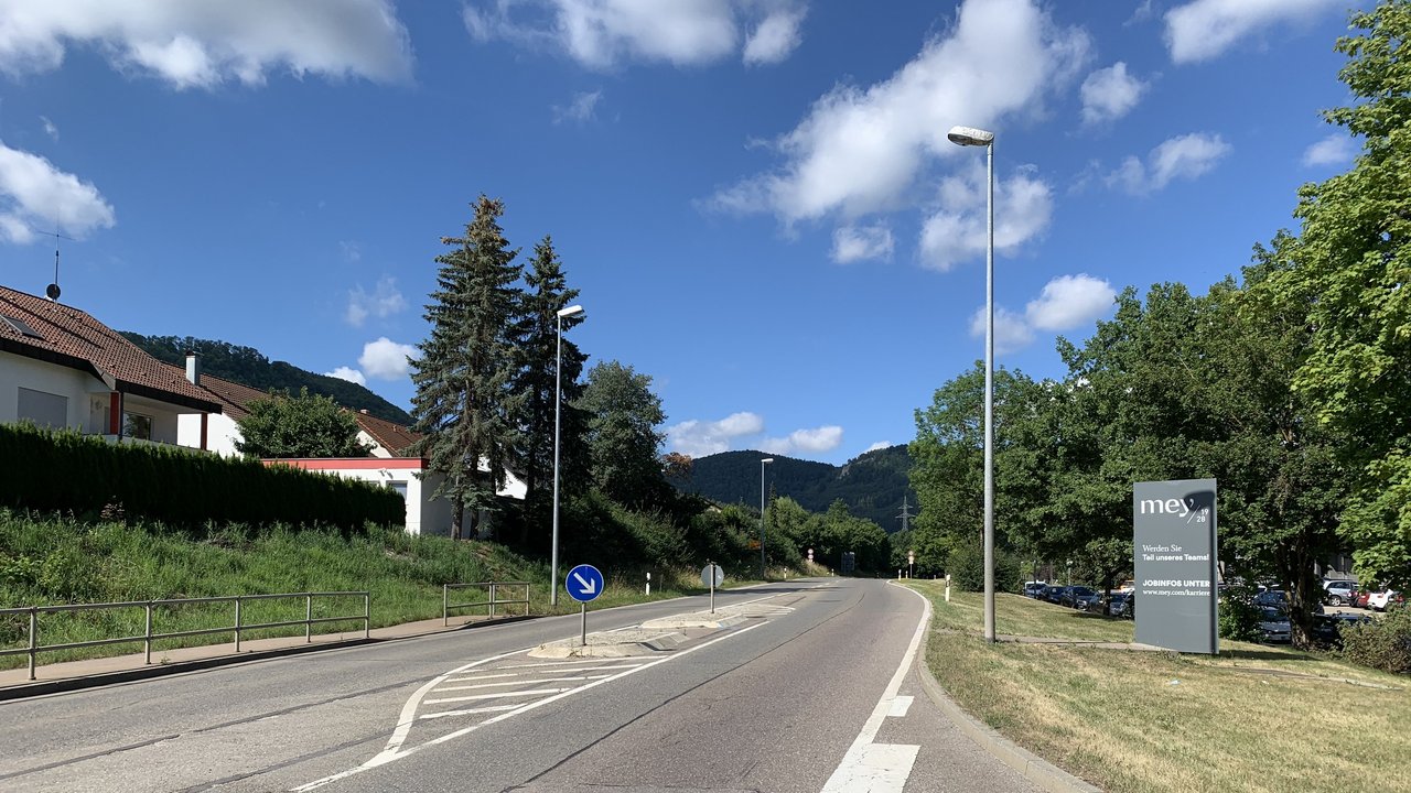 Man blickt auf die aspahltdecke einer unbefahrenen Straße