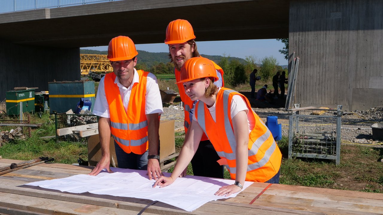 Straßenbauingenieure auf der Baustelle