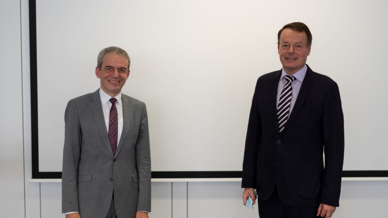 Abteilungsleiter Rainer Hölz und Regierungspräsident Klaus Tappeser