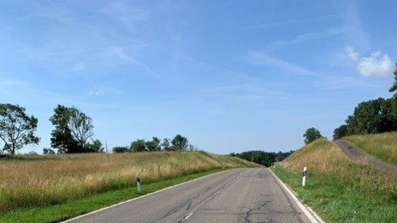 Das Foto zeigt die L 196 zwischen Meßstetten-Hartheim und Meßstetten; links und rechts Wiesen und Bäume