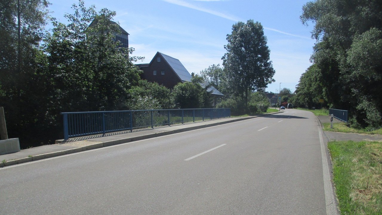 Das Foto zeigt die Brücke über die Lone in Lonsee im Zuge der L 1170 vor der Instandsetzung