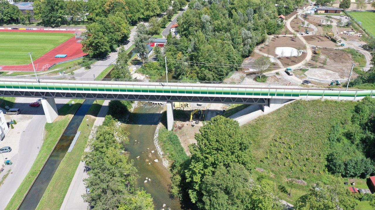 Bahnbrücke in Argen, darunter die Argen Blick auf die Bahnbrücke in Wangen aus der Vogelperspektive, darunter fließt die Argen