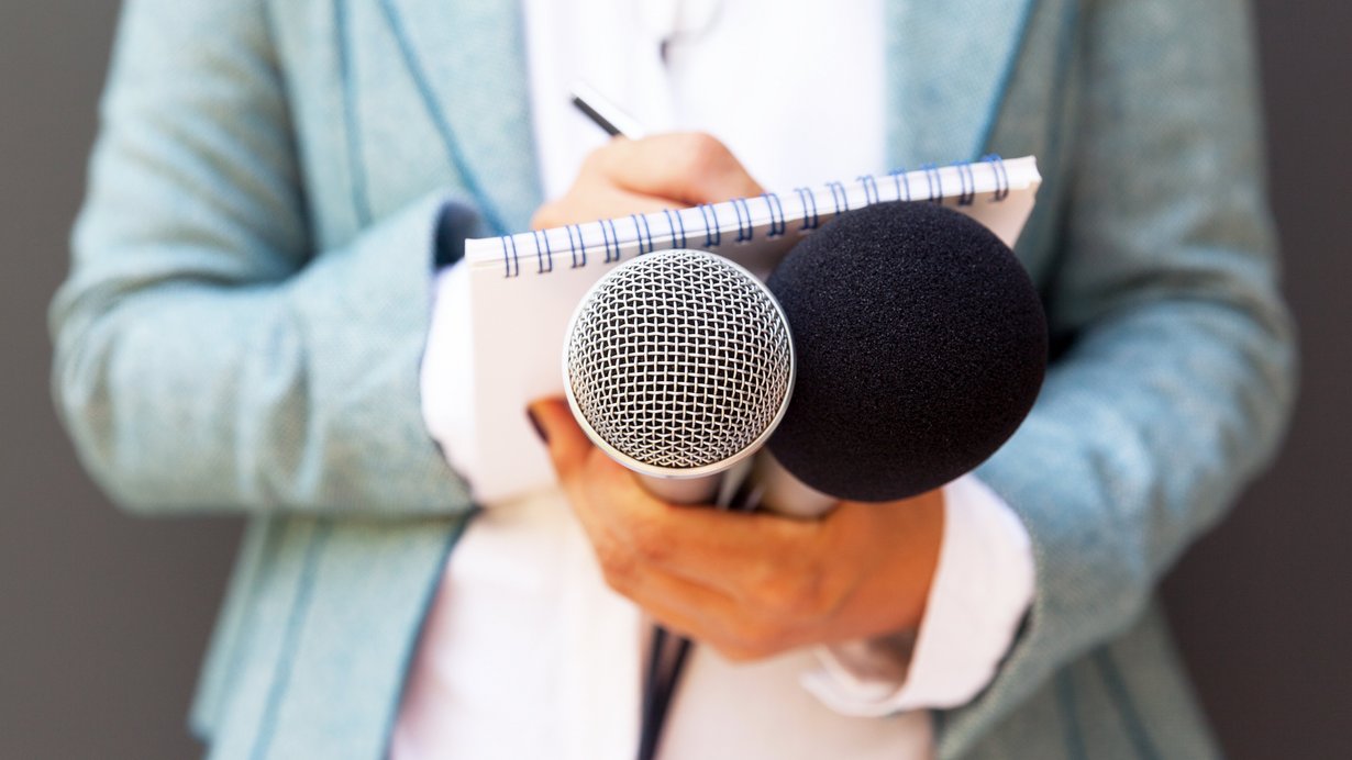 Person mit zwei Mikrofonen