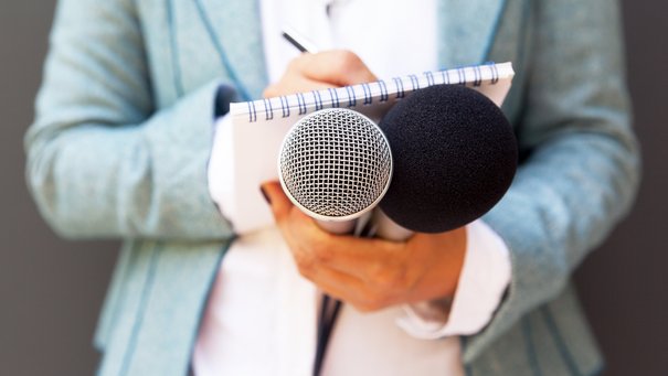 Person mit zwei Mikrofonen