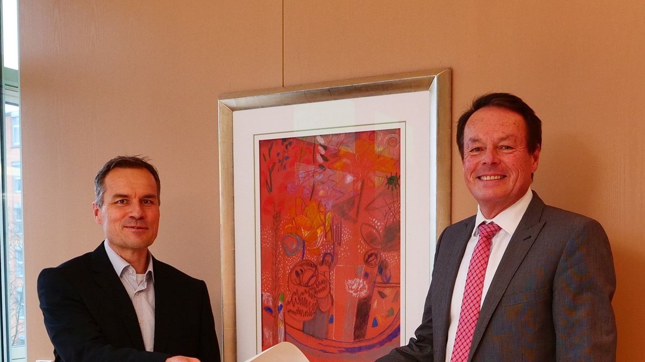 Dr. Ottmar Röhm und Regierungspräsident Klaus Tappeser