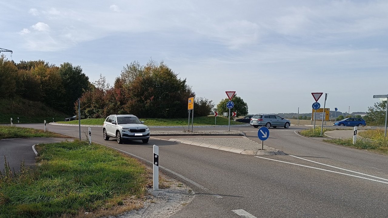 Das Foto zeigt einen begrünten Kreisverkehr