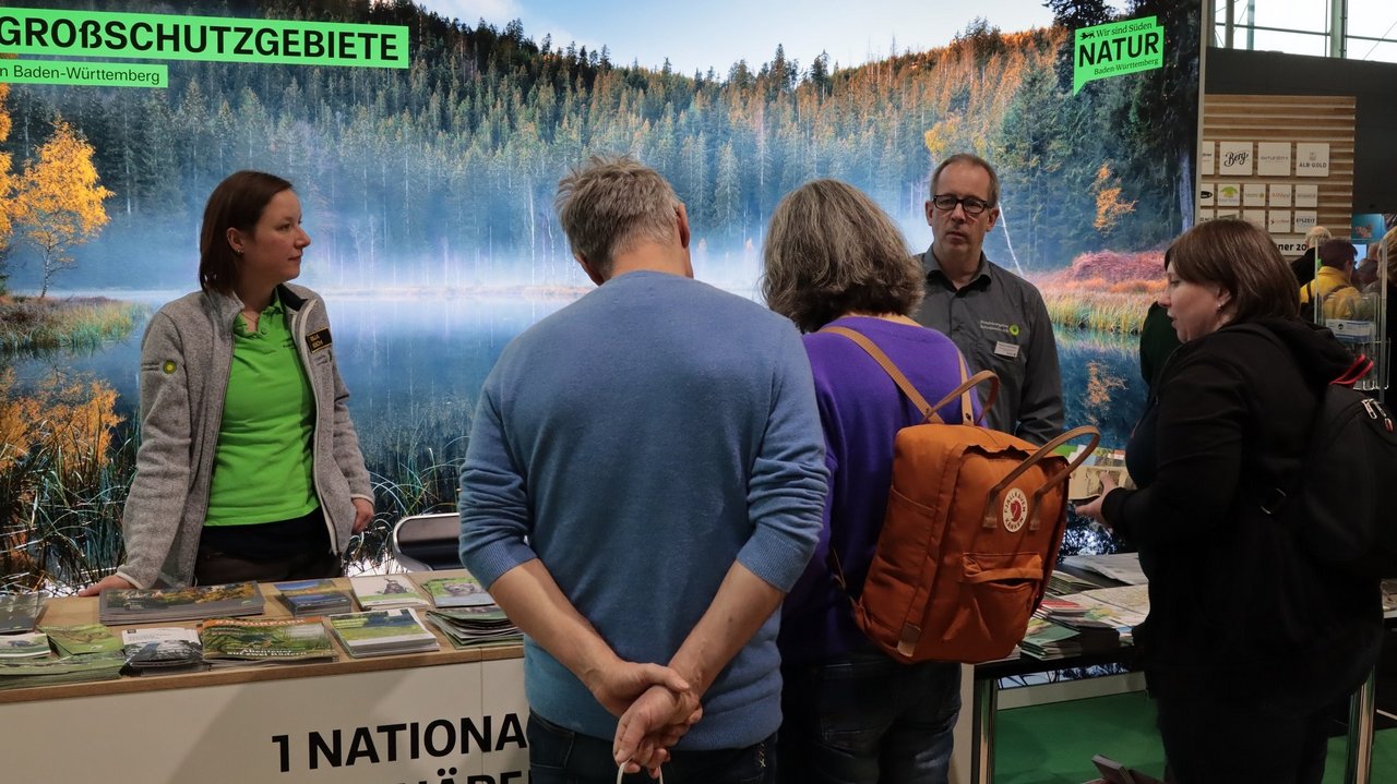 Das Foto zeigt einen Stand des Biosphärengebiet Schwäbische Alb auf der CMT. Mehrere Menschen informieren sich am Stand