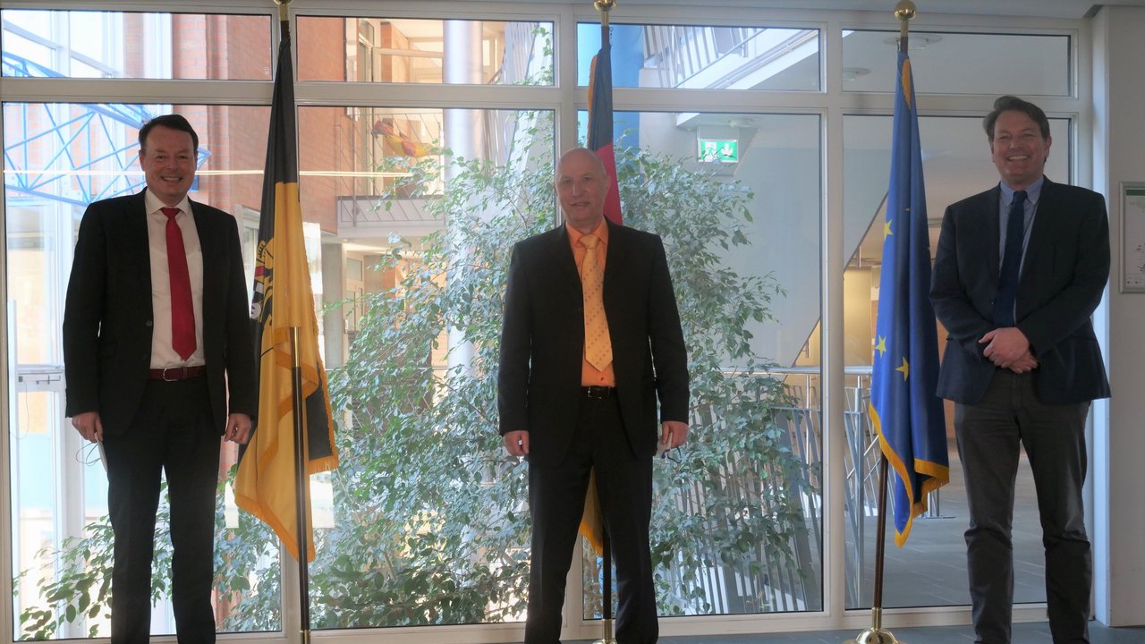 (V. l. n. r.) Regierungspräsident Klaus Tappeser, Referatsleiter Rüdiger Kunze, Abteilungspräsident Stefan Czarnecki im Foyer des RP Tübingen