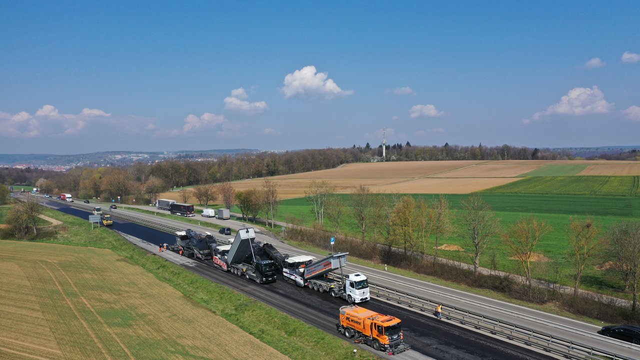 Blick auf einen Einbauzug fuer Kompaktasphalt bei Fahrbahndeckenerneuerung zwischen Tübingen und Reutlingen 