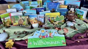 Die Bücher von der Axel Scheffler-Ausstellung "Grüffelo und Co." liegen auf einem Tisch