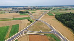 Knotenpunkt der B 311 mit der Ersinger Straße (K7373) Luftbild einer Straßenkreuzung mit einer Brücke und Auffahrtsrampen