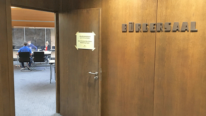 Man sieht eine geöffnete Tür in einem öffentlichen Gebäude