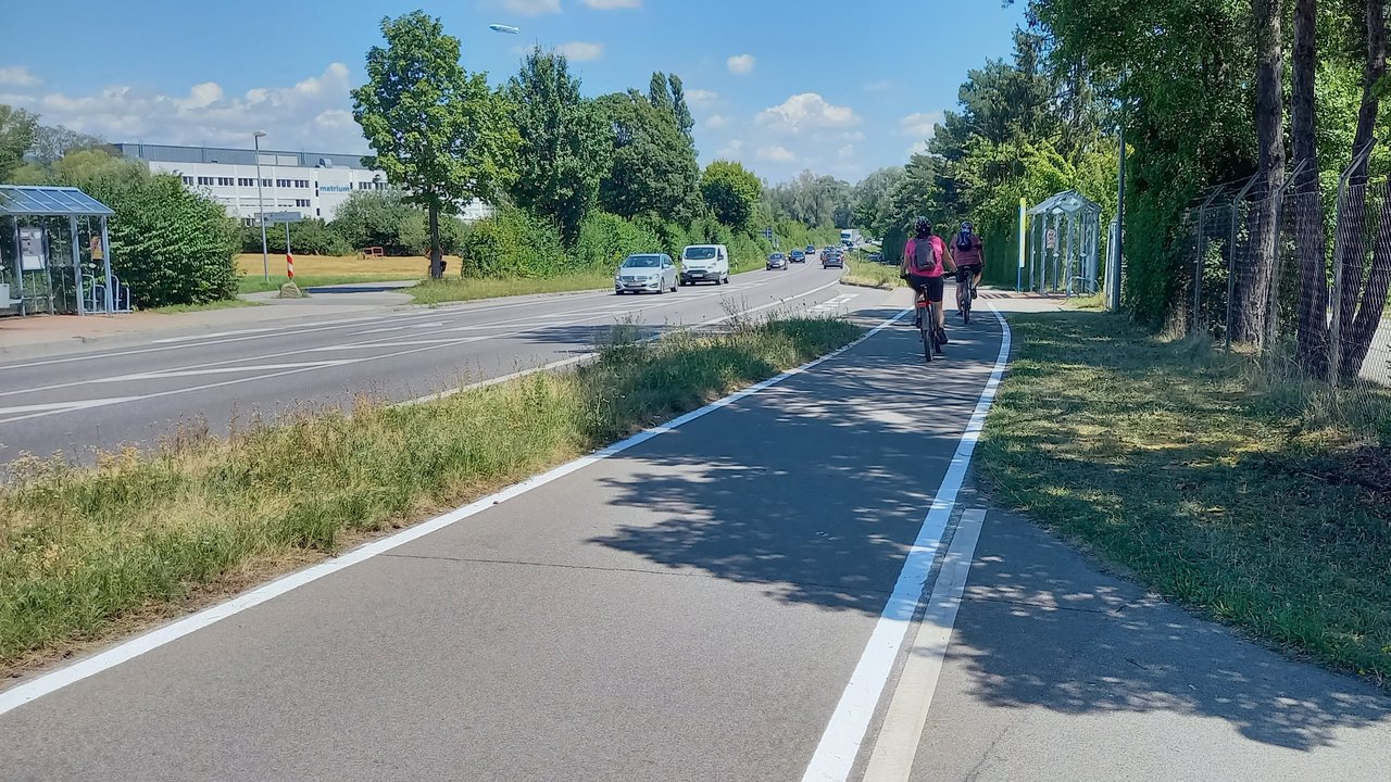 Auf dem Bild ist der bestehende Radweg an der B 31 zu sehen