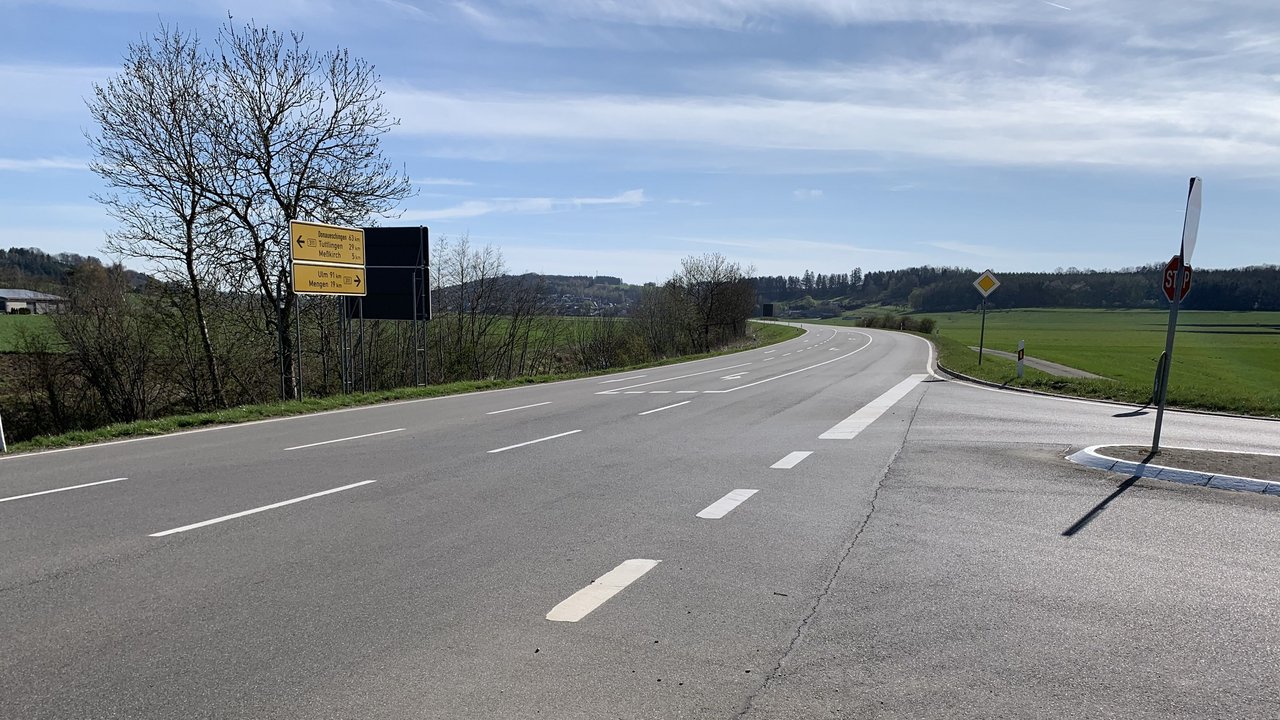 Man sieht die B 311 zwischen Meßkirch und Krauchenwies und die Abfahrt Rinngenbach