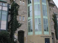 Gemeindebücherei Dettingen an der Erms von aussen im zwei­ten und drit­ten Stock des Bür­ger­hau­ses am Anger am Marktplatz