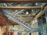 Offener Treppenaufgang mit Fachwerkbalken in der Stadtbücherei Überlingen