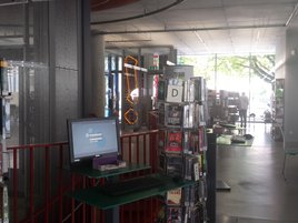 Infopoint an der Wendeltreppe der Zentralbibliothek Ulm mit PC und Nachschlagewerken