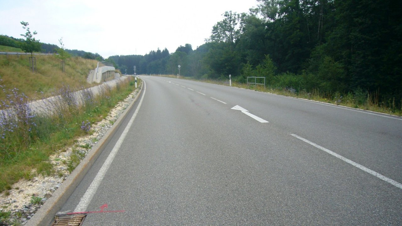 Man sieht die B 312 zwischen Jordanbad und Ringschnait