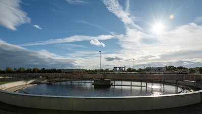 Kläranlage im Morgenlicht