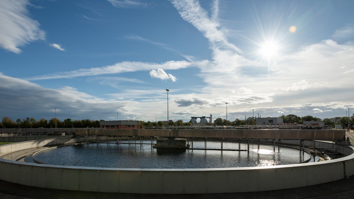 Kläranlage im Morgenlicht